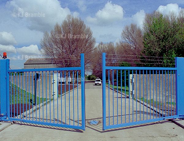 Commercial swing gates